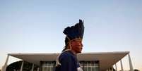 Índio do povo Guarani Kaiowa em frente ao prédio do STF em Brasília;  Foto: REUTERS/Adriano Machado / BBC News Brasil