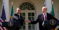 Brazil's President Jair Bolsonaro shakes hands with U.S. President Donald Trump at the conclusion of a joint news conference in the Rose Garden of the White House in Washington, U.S., March 19, 2019. REUTERS/Kevin Lamarque  Foto: Reuters
