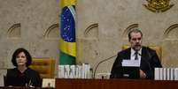 O presidente do Supremo Tribunal Federal (STF), ministro Dias Toffoli, chega ao plenário da Casa, em Brasília  Foto: Renato Costa / Framephoto / Estadão Conteúdo