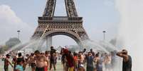 Pessoas se refrescam em fontes em frente à Torre Eiffel, em Paris
25/07/2019
REUTERS/Pascal Rossignol  Foto: Reuters