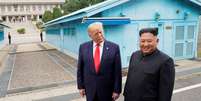 President dos EUA, Donald Trump, e líder da Coreia do Norte, Kim Jong Un, se reúnem na Zona Desmilitarizada entre as duas Coreais
30/06/2019
REUTERS/Kevin Lamarque  Foto: Reuters