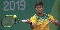 João Menezes, do Brasil, joga com argentino Facundo Bagnis, na semi final, do tênis masculino, nos Jogos Pan-americanos 2019 em Lima  Foto: Washington Alves / COB / Divulgação