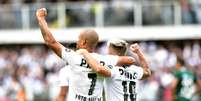 Santos é o líder do Campeonato Brasileiro após a 13ª rodada. Na foto, Carlos Sanchez e Soteldo comemoram gol contra o Goiás em vitória por 6 a 1  Foto: Eduardo Carmim / Agência O Dia / Estadão Conteúdo