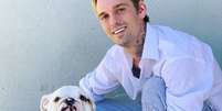 Aaron Carter e o bulldog inglês de dez meses, que se encontrava em situação de abandono e foi resgatado por abrigo.  Foto: Instagram / @aaroncarter / Estadão