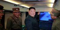 Líder da Coreia do Norte, Kim Jong Un, em frente a tela que mostraria lançamento de míssil
03/08/2019 KCNA via REUTERS     Foto: Reuters