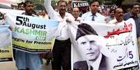 Paquistaneses protestam contra decisão da Índia de remover status especial da Caxemira  Foto: EPA / Ansa - Brasil