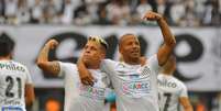 Solteldo e Carlos Sánchez, do Santos, comemoram gol durante a partida contra o Goiás  Foto: ANTÔNIO CÍCERO/PHOTOPRESS / Estadão Conteúdo