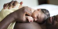 Pai e filho bebê  Foto: Getty Images / BBC News Brasil