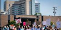 Manifestantes aguardam chegada de Trump a hospital em Dayton, Ohio
07/08/2019
REUTERS/Bryan Woolston  Foto: Reuters