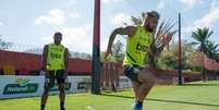 Lincoln e Gabigol trabalham no gramado do Ninho do Urubu (Foto: Alexandre Vidal/Flamengo)  Foto: Lance!