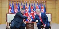 Presidente dos EUA, Donald Trump, e o líder da Coreia do Norte, Kim Jong Un, se cumprimentam durante encontro na Zona Desmilitarizada, em Panmunjom, na Coreia do Sul
30/06/2019
KCNA via REUTERS
  Foto: Reuters