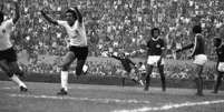 Jogador Basílio, do Corinthians, comemora gol contra a Ferroviária, de Araraquara, em jogo válido pelo Campeonato Paulista de 1977, no estádio do Pacaembu  Foto: ANTONIO LÚCIO / Estadão Conteúdo