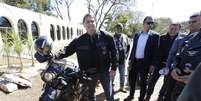 O presidente da República, Jair Bolsonaro (PSL), ao lado de uma moto BMW 1200, no Clube da Aeronáutica, em Brasília, após passear com a motocicleta, neste domingo (11)  Foto: DIDA SAMPAIO / Estadão Conteúdo