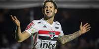 Alexandre Pato comemora seu segundo gol contra o Santos  Foto: Thiago Bernardes / Estadão