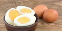 Veja por que cozinhar ovo com vinagre e adote essa prática em casa  Foto: Shutterstock / TudoGostoso