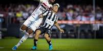 Arboleda e Soteldo durante jogo entre São Paulo x Santos, partida valida pelo campeonato Brasileiro 2019, no estadio do Morumbi  Foto: Thiago Bernardes / Framephoto / Estadão