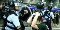 Nesta terça-feira, policiais reprimiram manifestantes no aeroporto de Hong Kong  Foto: Reuters / BBC News Brasil