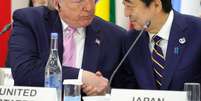 Presidente dos EUA, Donald Trump, e premiê do Japão, Shinzo Abe, se cumprimentam em Osaka
28/06/2018 Sputnik/Mikhail Klimentyev/Kremlin via REUTERS  Foto: Reuters