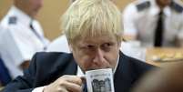 Premiê britânico, Boris Johnson, durante visita a penitenciária em Leeds
13/08/2019 Jon Super/Pool via REUTERS   Foto: Reuters