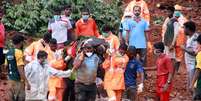 Equipes de resgate retiram corpo de vítima de deslizamento de terra na Índia
13/08/2019 REUTERS/Stringer  Foto: Reuters