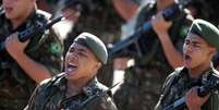 Militares durante cerimônia em Brasília: 1/3 do exército poderá ser reduzido  Foto: Reuters