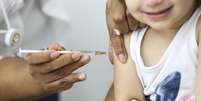 A vacina tríplice viral protege contra sarampo, rubéola e caxumba  Foto: Marcelo Camargo/Agência Brasil / Estadão