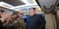 Líder da Coreia do Norte, Kim Jong Un, monitora teste de míssil em local não revelado na Coreia do Norte
07/08/2019 KCNA via REUTERS  Foto: Reuters