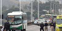 Uma refém, que foi libertada antes do desfecho, acabou desmaiando ao descer do ônibus  Foto: EPA / BBC News Brasil