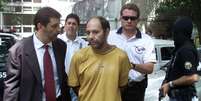 Mauricio Norambuena &eacute; acompanhado por policiais ao ser preso em S&atilde;o Paulo
04/02/2002
REUTERS/Paulo Whitaker  Foto: Reuters