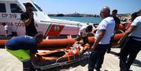 Imigrante que pulou de navio Open Arms é transportado em uma maca em Lampedusa, Itália 20/8/2019 REUTERS/Guglielmo Mangiapane  Foto: Reuters