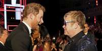 Pr&iacute;ncipe Harry cumprimenta cantor Elton John em Londres
13/11/2015 REUTERS/Paul Hackett  Foto: Reuters