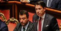 Premiê italiano, Giuseppe Conte, chamou de irresponsável seu vice, Matteo Salvini (esq.)  Foto: DW / Deutsche Welle