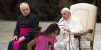 Menina invade palco e interrompe discurso de papa Francisco  Foto: ANSA / Ansa - Brasil