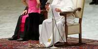 Menina interrompe discurso do papa Francisco.  Foto: Remo Casilli / Reuters