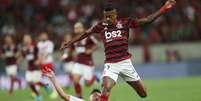 Bruno Henrique conduz bola no jogo contra o Internacional, pela Libertadores  Foto: Ricardo Moraes / Reuters