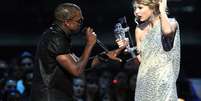 Momento em que Kanye West interrompe Taylor Swift em seu discurso de aceitação do VMA 2009.  Foto: Jeff Kravitz/FilmMagic