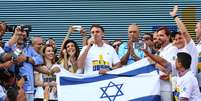 Bolsonaro exibe bandeira de Israel na Marcha para Jesus  Foto: Newton Menezes / Futura Press