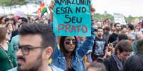 Após as recentes queimadas, manifestantes protestam em defesa da Amazônia durante a tarde deste domingo (25/08), na Zona Sul do Rio de Janeiro  Foto: MARINA VILELA/FRAMEPHOTO / Estadão