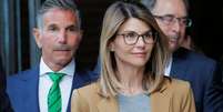  Lori Loughlin e marido, Mossimo Giannulli, deixa tribunal em Boston 3/4/2019 REUTERS/Brian Snyder  Foto: Reuters