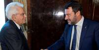 Presidente italiano Sergio Mattarella (esq) cumprimenta Matteo Salvini (dir), que tinha a expectativa de ascender ao poder convocando eleições antecipadas  Foto: Reuters / BBC News Brasil