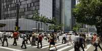 Pessoas atravessam Avenida Paulista, em São Paulo (Imagem ilustrativa)  Foto: wsfurlan / iStock