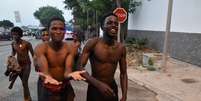 Imigrantes africanos após terem cruzado a fronteira de Marrocos com a Espanha. 30/8/2019. REUTERS/Stringer   Foto: Reuters