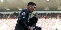 Firmino comemora com Sadio Mané na vitória do Liverpool  Foto: Action Images via Reuters/Carl Recine