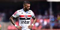 Daniel Alves, do S&atilde;o Paulo, durante partida contra a equipe do Gr&ecirc;mio  Foto: EDUARDO CARMIM/AG&Ecirc;NCIA O DIA / Estad&atilde;o Conte&uacute;do