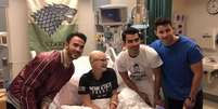 Os integrantes da banda Jonas Brothers visitaram em hospital uma fã que estava fazendo quimioterapia  Foto: Reprodução Facebook/ Centro Médico Milton S. Hershey / Estadão