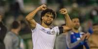 Victor Ferraz, do Santos, comemora a vitória por 1 a 0 diante da Chapecoense pela 17ª rodada do Campeonato Brasileiro 2019, na Arena Condá  Foto: RICARDO LUIS ARTIFON/AGIF / Estadão Conteúdo