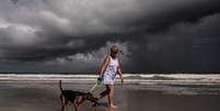 Mulher caminha com cachorro em praia de Amelia Island, em Jacksonville, antes da chegada do furacão Dorian à Flórida
01/09/2019
REUTERS/Maria Alejandra Cardona  Foto: Reuters