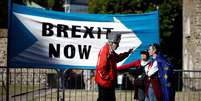Manifestante pró-Brexit conversa com manifestantes anti-Brexit em Londres
02/09/2019
REUTERS/Henry Nicholls  Foto: Reuters