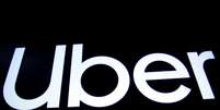 Tela mostra logotipo do Uber no dia da estreia das ações da empresa na Bolsa de Valores de Nova York. 10/5/2019. REUTERS/Brendan McDermid  Foto: Reuters