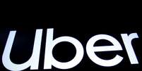 Tela mostra logotipo do Uber no dia da estreia das a&ccedil;&otilde;es da empresa na Bolsa de Valores de Nova York. 10/5/2019. REUTERS/Brendan McDermid  Foto: Reuters